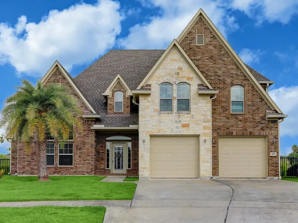 303 Twin Timbers Ln, Kemah, TX 77565