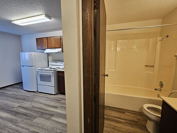 4th image of 1538 27th Ave S #140