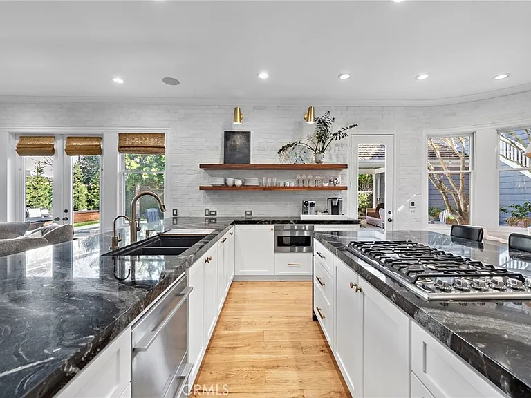 20 Cape Danbury — Photo 18