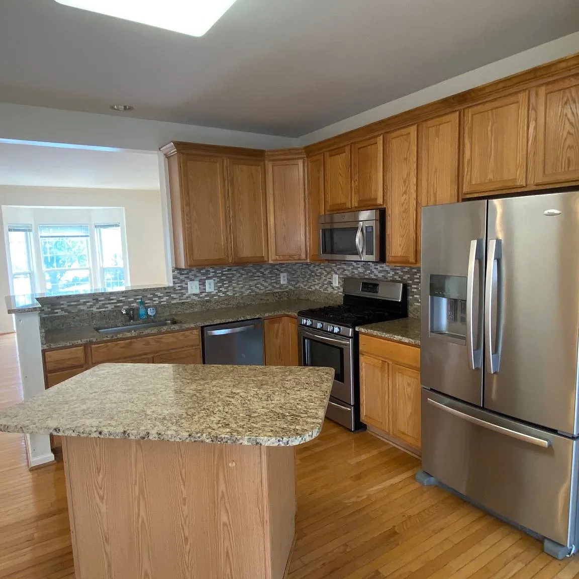 3 bed, 2.5 bath, 2564 sqft, $3,600 — Photo 3