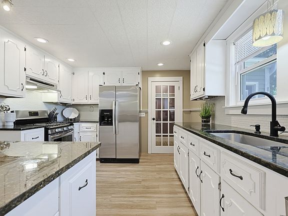 3rd image of 82 Norfolk St