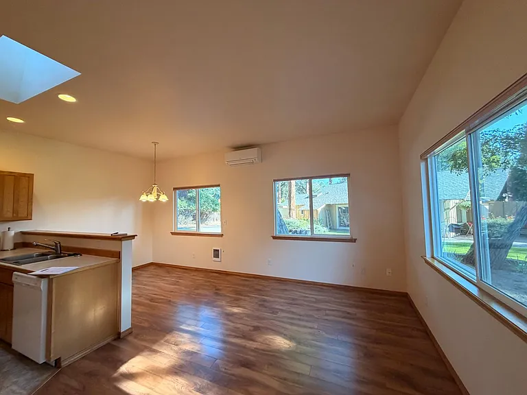 2551 NE Ravenwood Dr — Photo 6