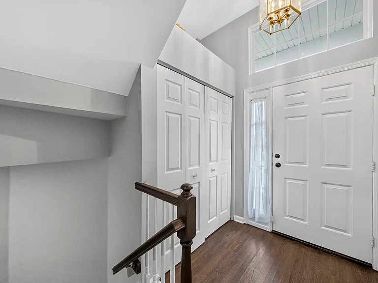 2-Story Foyer with Coat Closet