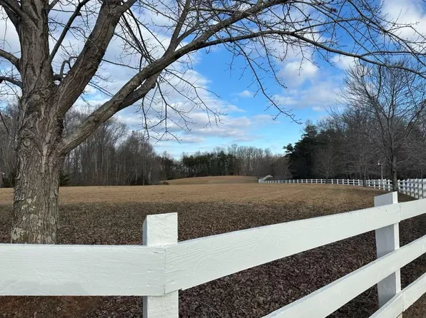 92 Boardwalk Dr, Moneta, VA 24121