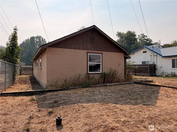 210 Whitcomb Avenue N, Tonasket, WA 98855