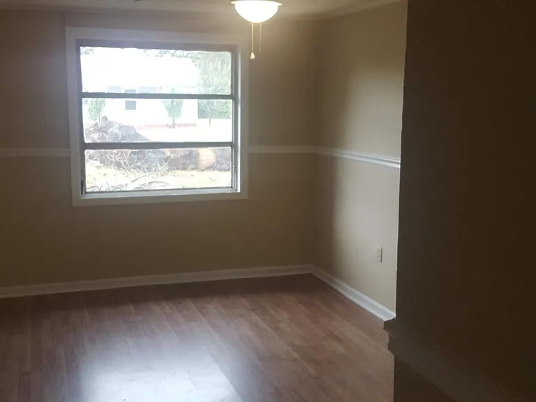 913 Royalette Ave — Photo 9