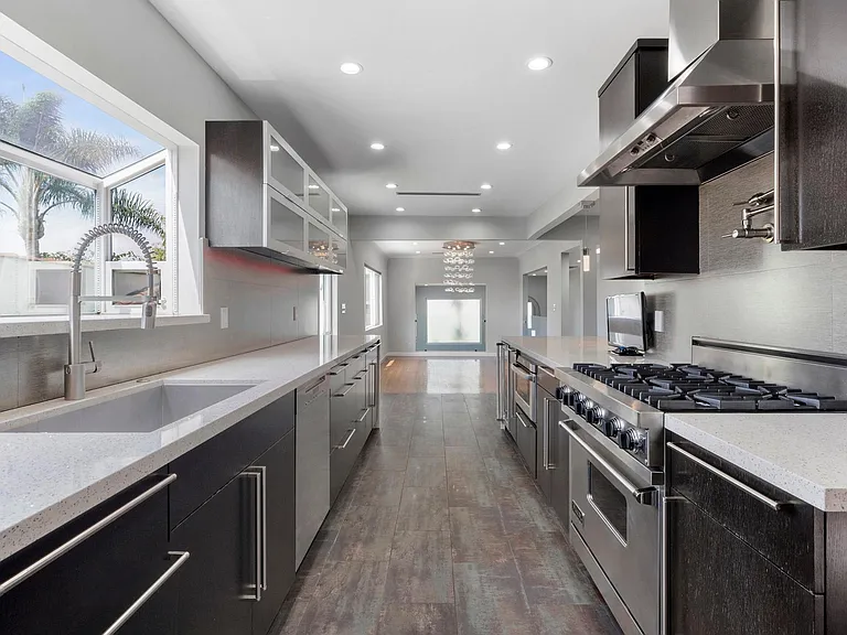 3084 Saint George St — Photo 11