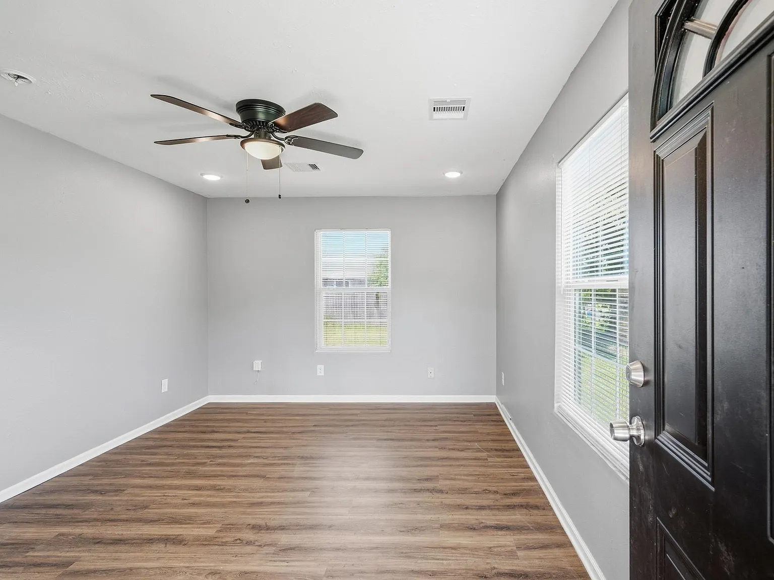 3 bed, 2.0 bath, 944 sqft, $1,500 — Photo 2