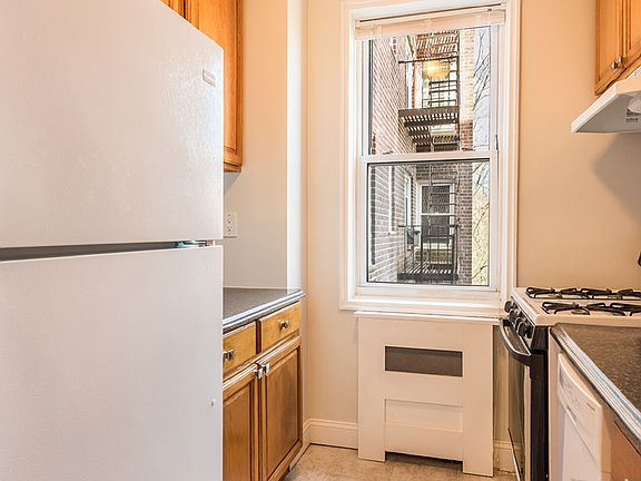 2nd image of 1376 Midland Ave #2L