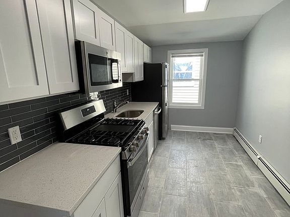 5th image of 154 Hallock Ave #4