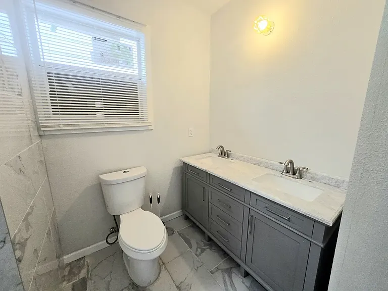 2623 W Houston St — Photo 11