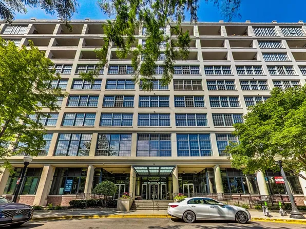 900 N Kingsbury St APT 744, Chicago, IL 60610
