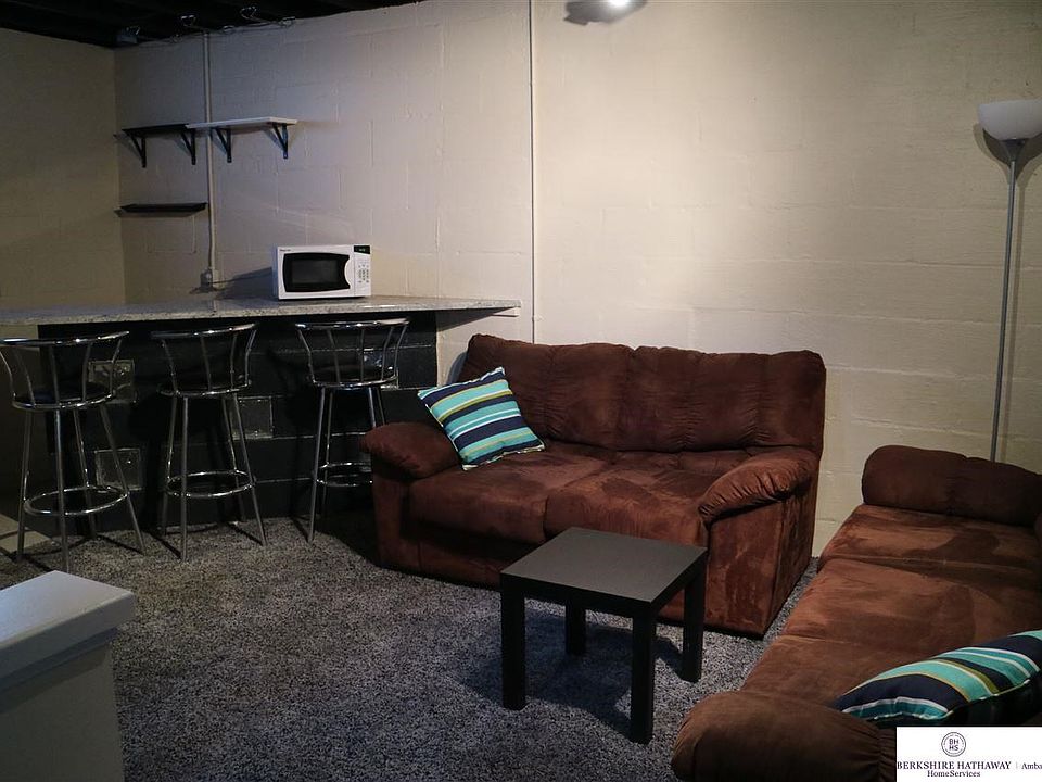 2nd image of 106 N Hammarstrom Ave