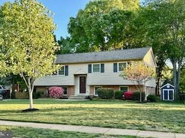 2003 Rampart Dr, Alexandria, VA 22308