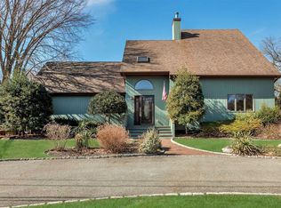 2 Poplar Ln, Bayport, NY 11705