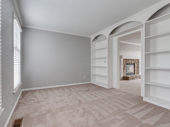 5th image of 15809 Beverly St