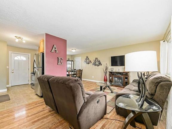3rd image of 3841 Redwood Ct