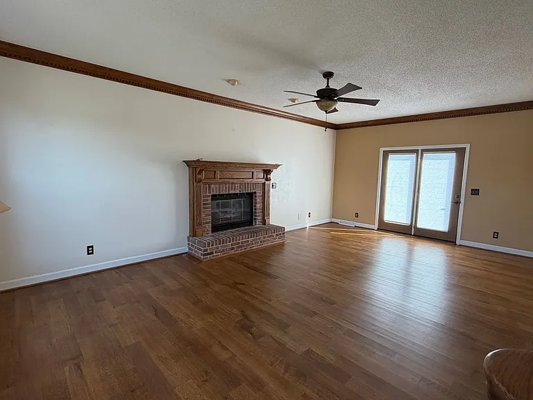 2076 Howlong Ave — Photo 3