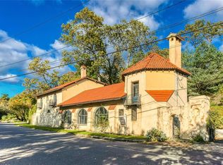 86 E Shore Rd, Halesite, NY 11743