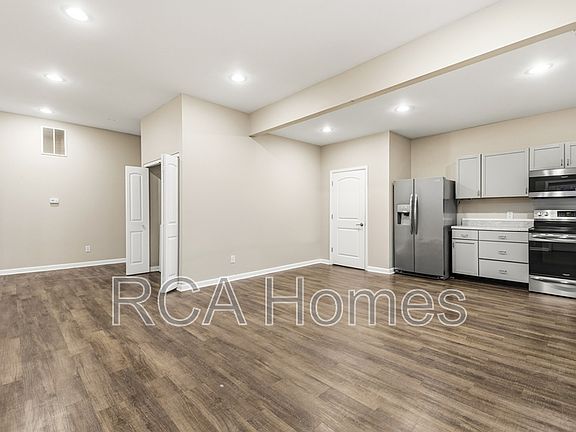 3rd image of 1452 Woodlawn Ave