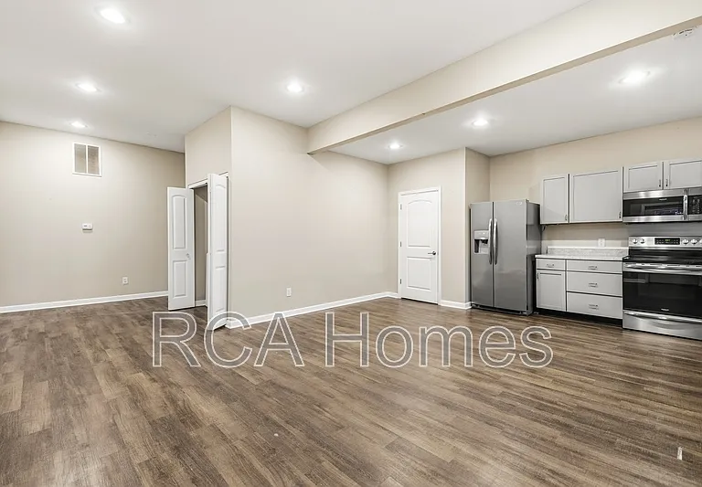 1452 Woodlawn Ave — Photo 3