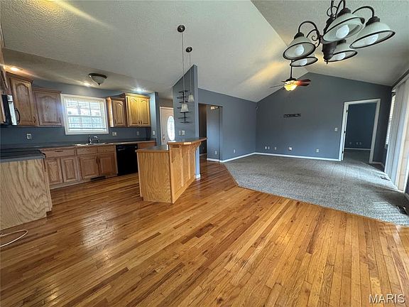 5th image of 15760 Terris Ln