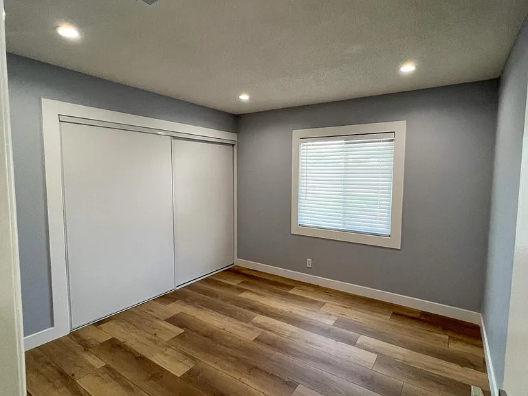 703 E Grove St — Photo 7