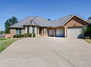 3253 E Fox Grape St, Springfield, MO 65804