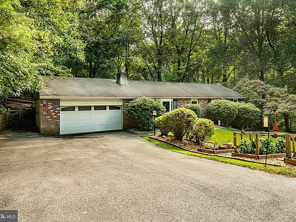 3rd image of 4 Dogwood Dell Dr