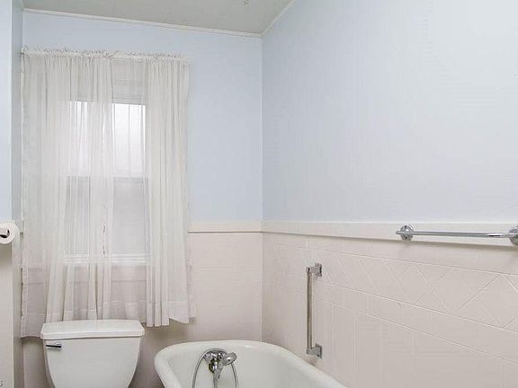 3rd image of 228 Hollywood Ave