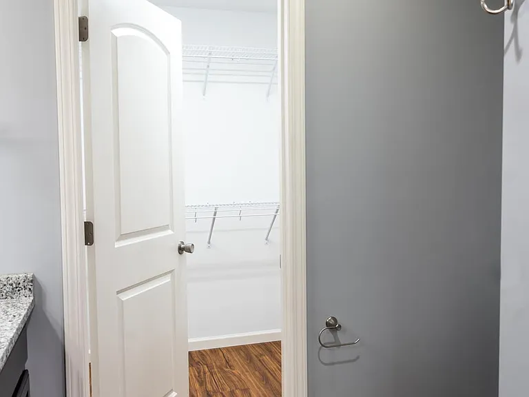 1423 Irwin Ave — Photo 6