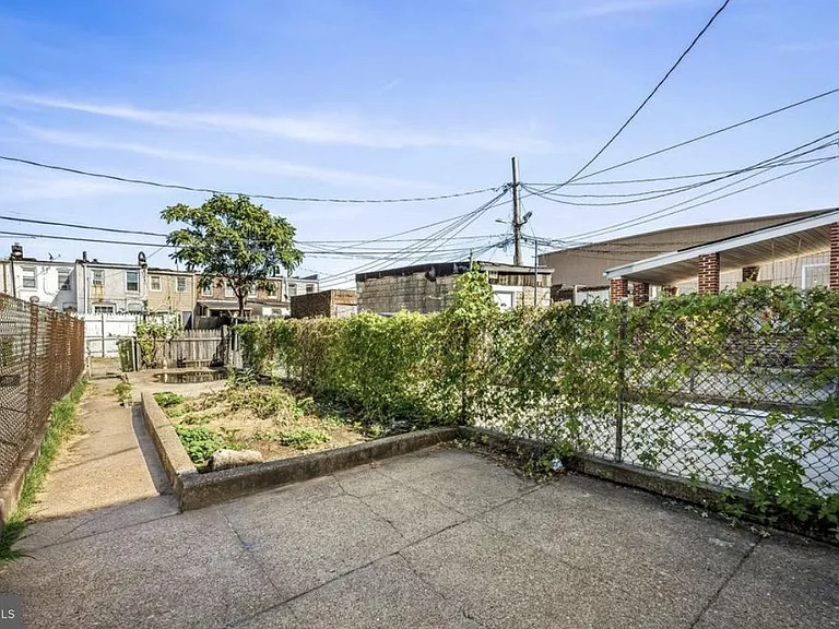 223 Grundy St — Photo 3
