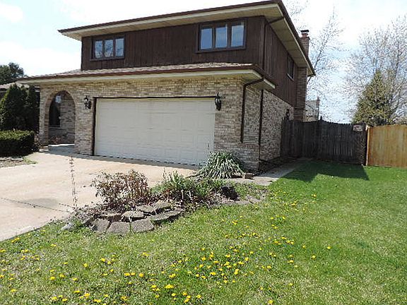 3rd image of 16818 Richards Dr