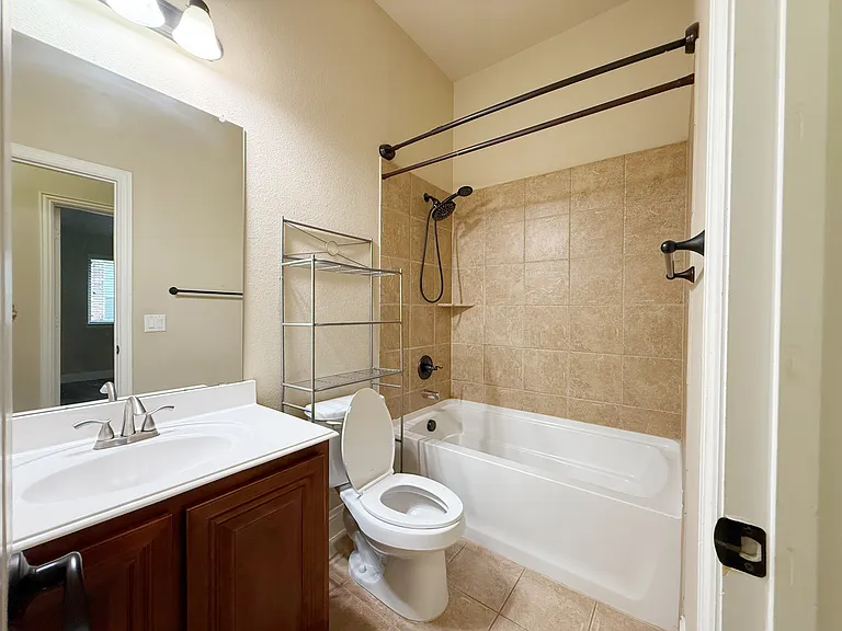4303 Oak Bluff Dr — Photo 34