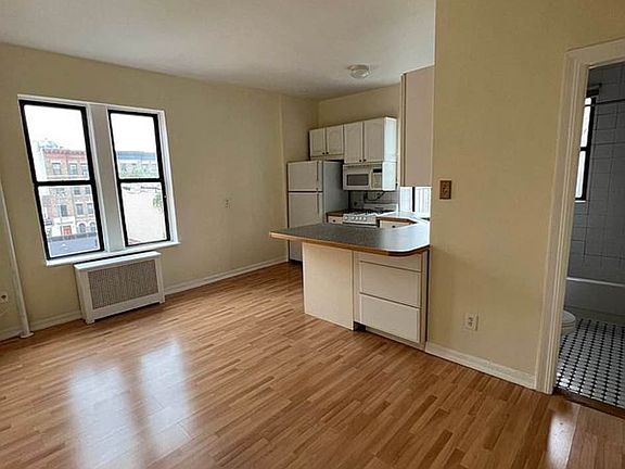 5th image of 3111 32nd St #11