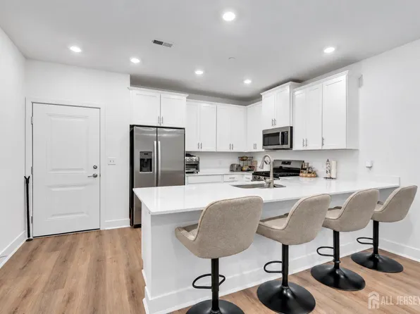 28204 Radford Ct, Monroe Township, NJ 08831