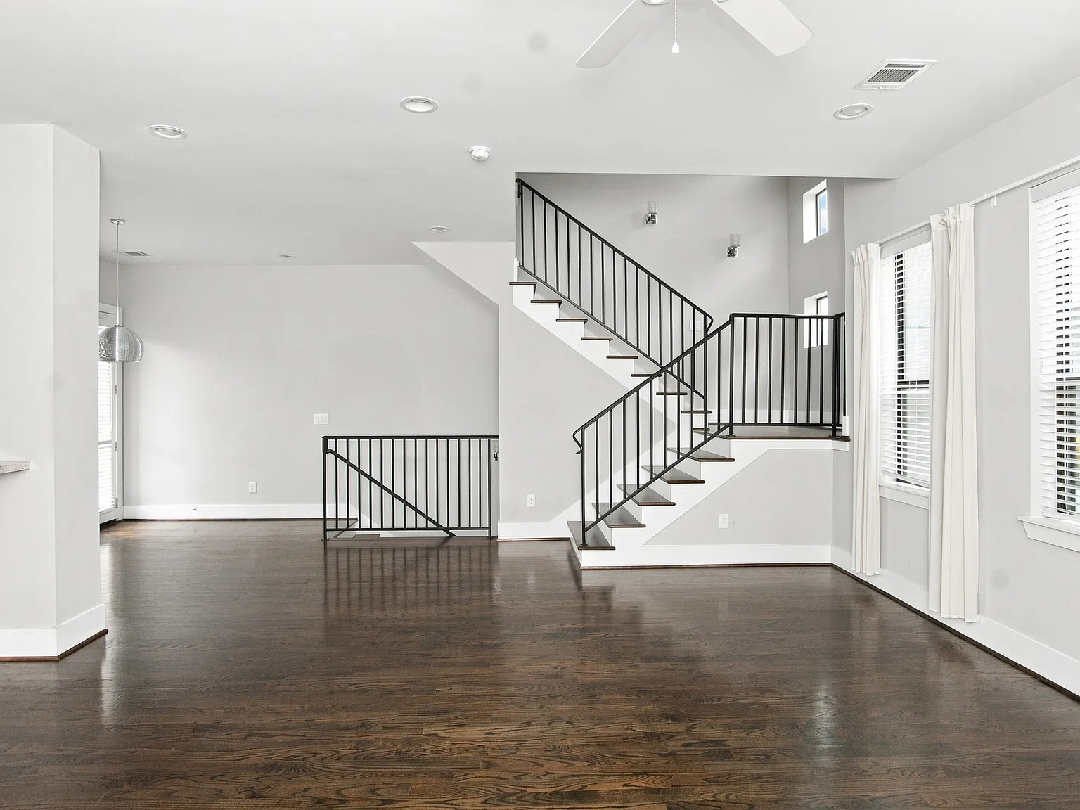 3 bed, 3.5 bath, 2034 sqft, $3,300 — Photo 1