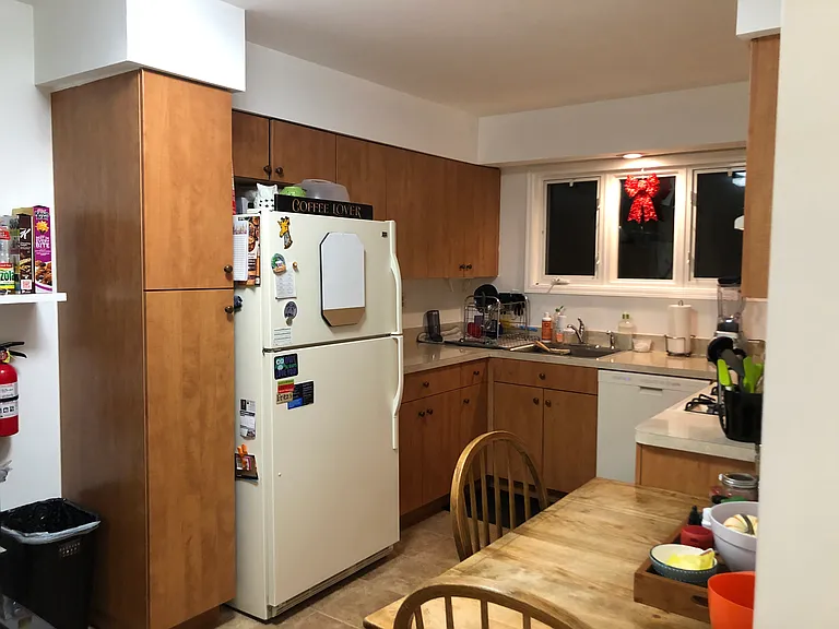 Phelps Ave — Photo 11