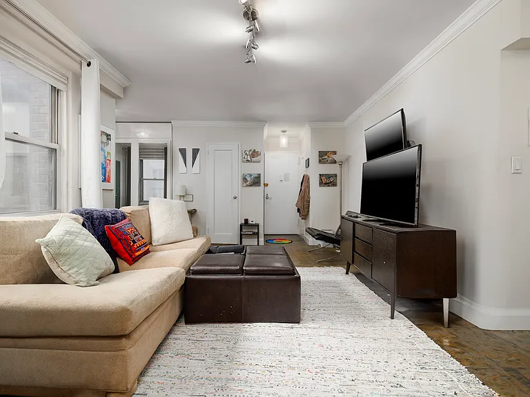 166 E 35th St #7A — Photo 5