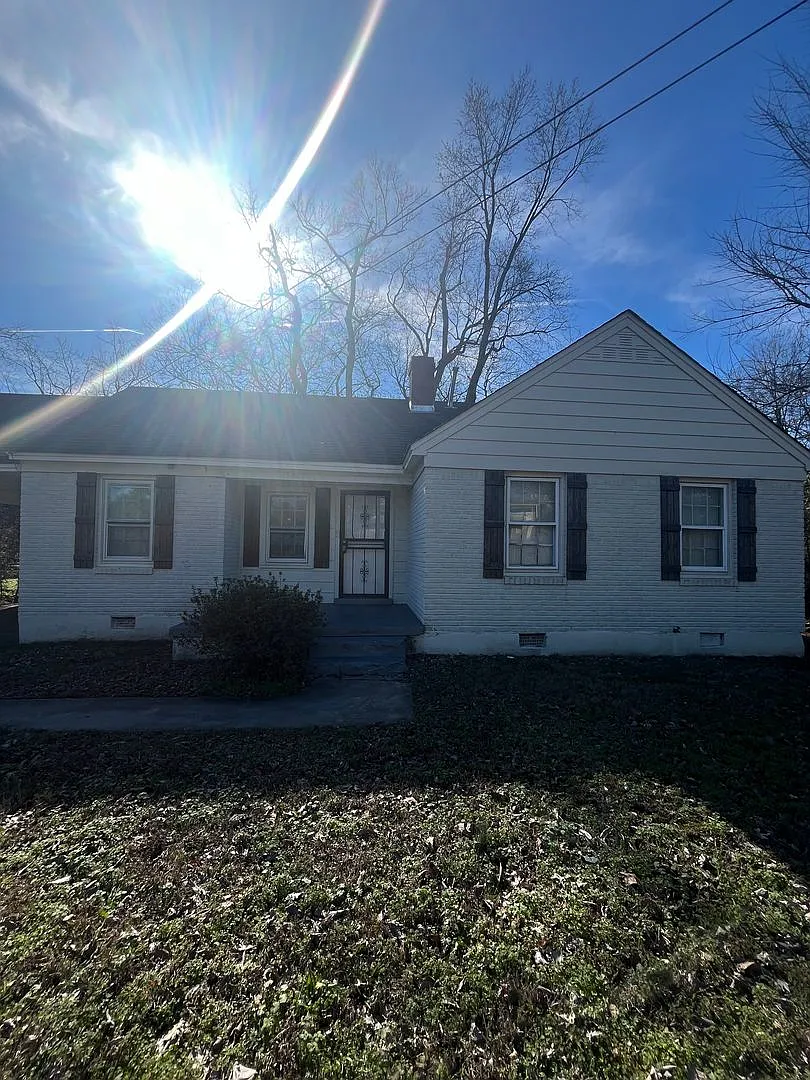 Newly Renovated House on a quiet Street — Photo 1