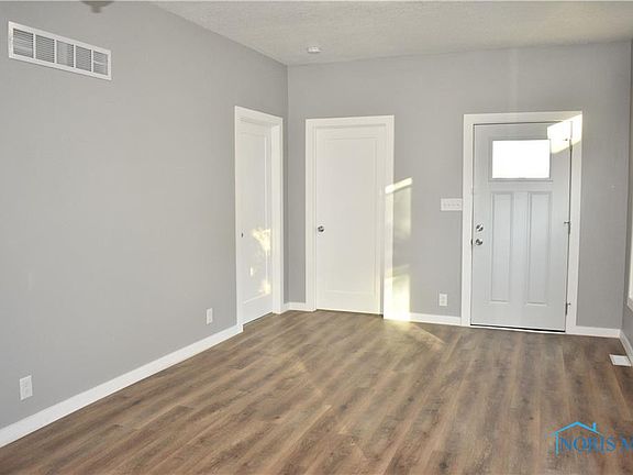4th image of 824 Berry St