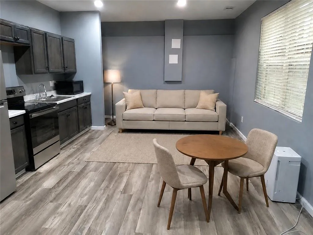 2 bed, 1.0 bath, $2,000 — Photo 2