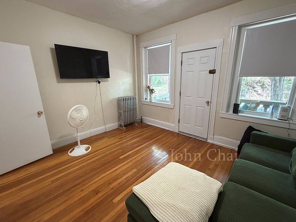 1st image of 9 Egremont Rd APT 3
