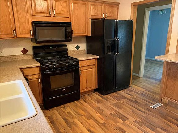 3rd image of 8 Forestwood Dr