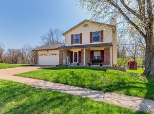 520 May Valley Dr, Fenton, MO 63026