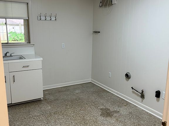 4th image of 223 Stephanie Ave