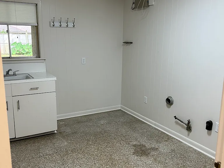 223 Stephanie Ave — Photo 4