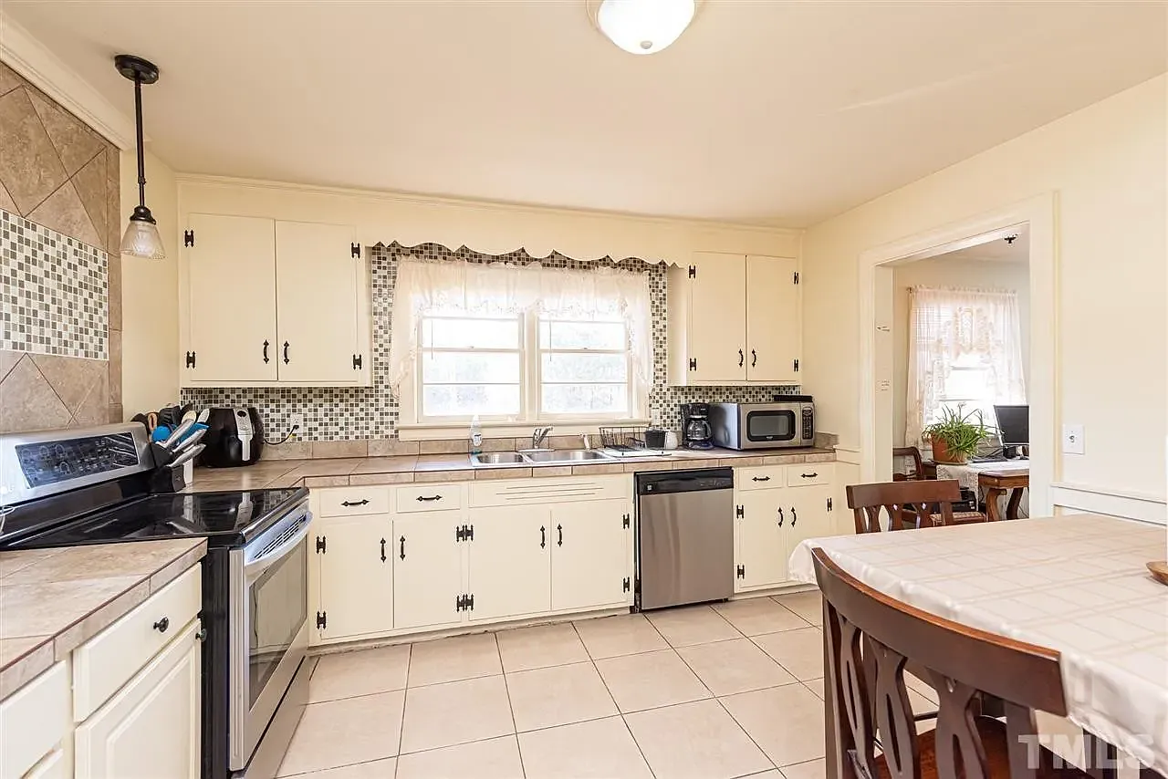 3 bed, 1429 sqft, $1,950 — Photo 2
