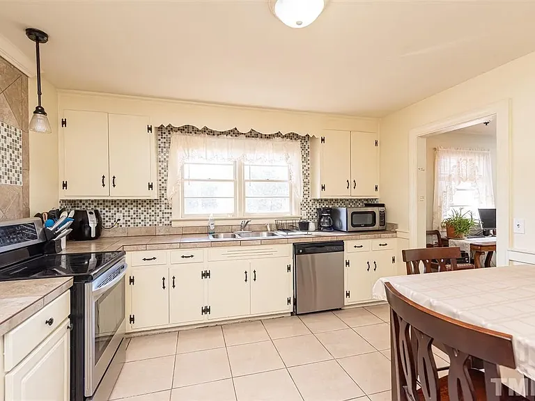 403 E Jewett Ave — Photo 2