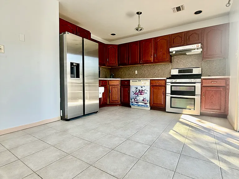 27 Conger St — Photo 1